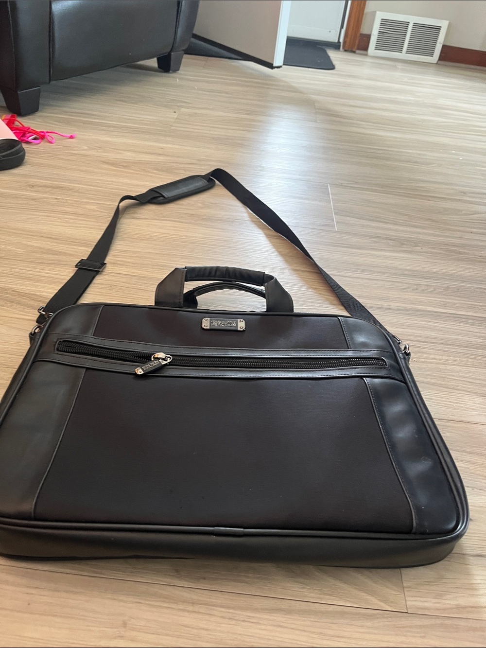 Black Men’s Laptop Briefcase Shoulder Bag
Kenneth Cole Reaction